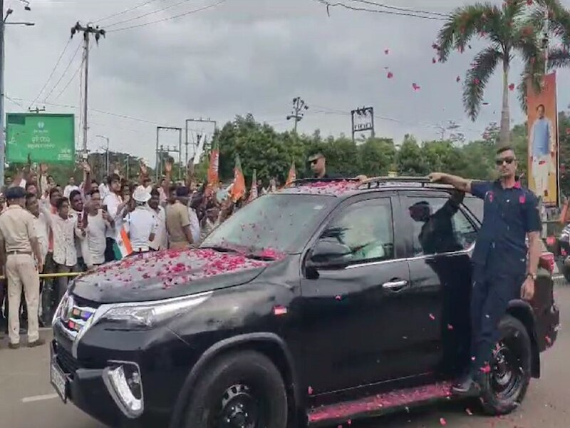 PM Narendra Modi vehicle showered with flowers on Bhubaneswar roads see ...