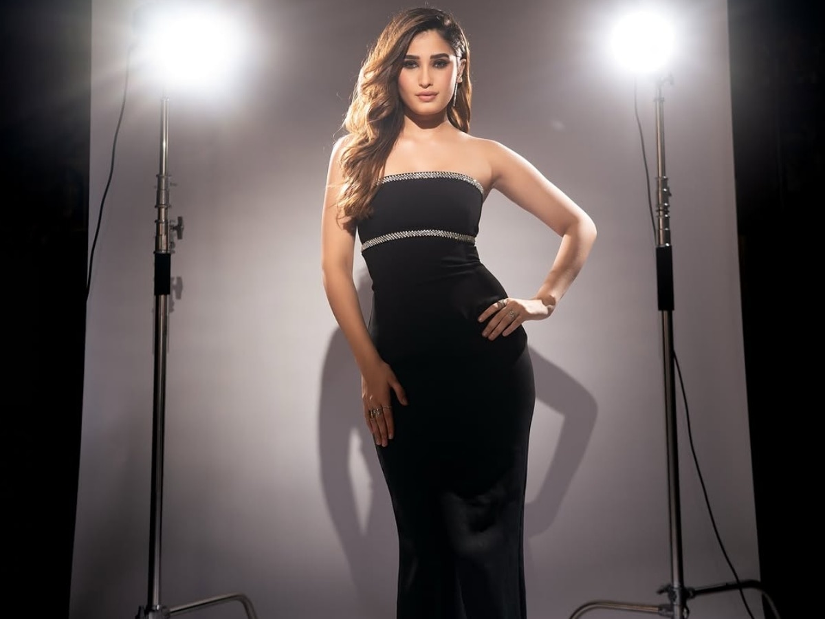 90s Actress Raveena Tandon daughter Rasha Thadani flaunts curvy figure in black gown | रवीना टंडन की बेटी पर भी चढ़ा फिल्मी दुनिया का रंग, अब कर्वी फिगर फ्लॉन्ट कर दिए ऐसे-ऐसे