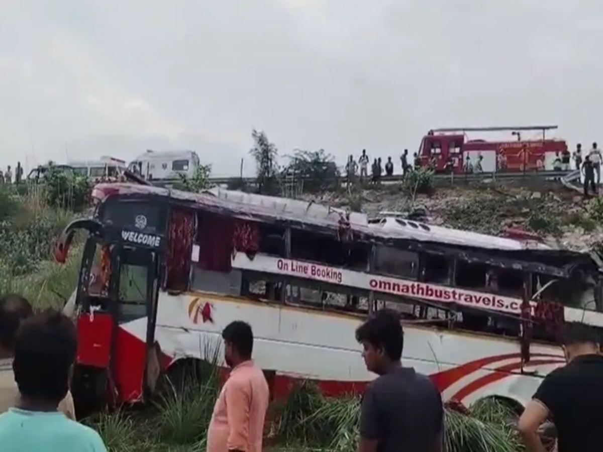 दुर्घटनाग्रस्त बस दुर्घटनाग्रस्त बस