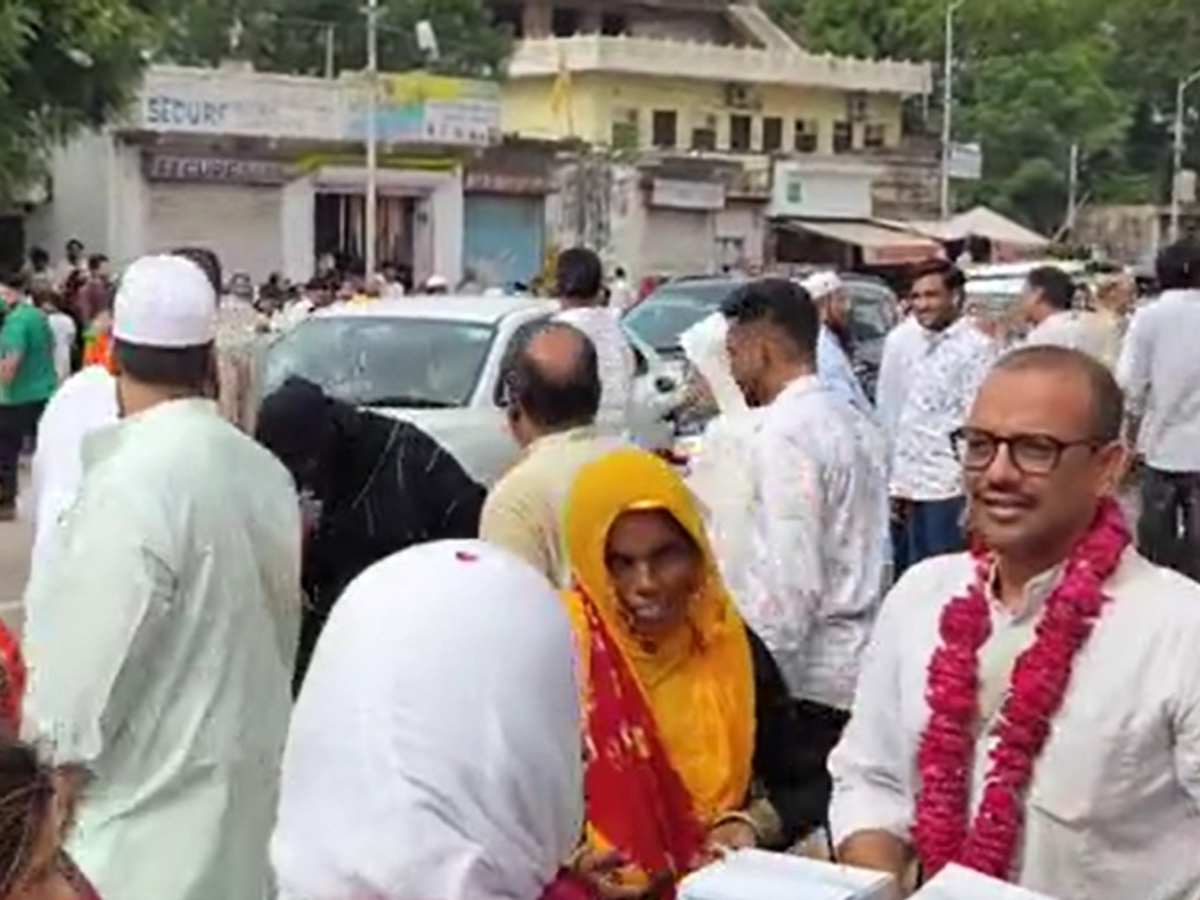 जयपुर एयरपोर्ट पर हाजियों का इस्तकबाल करते उनके परिजन जयपुर एयरपोर्ट पर हाजियों का इस्तकबाल करते उनके परिजन