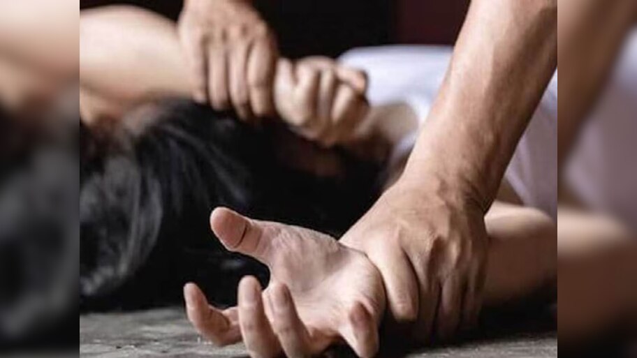 बांग्लादेश में हिंदू महिला से दरिंदगी, सोशल मीडिया पर वीडियो वायरल; इलाके में मचा हड़कंप