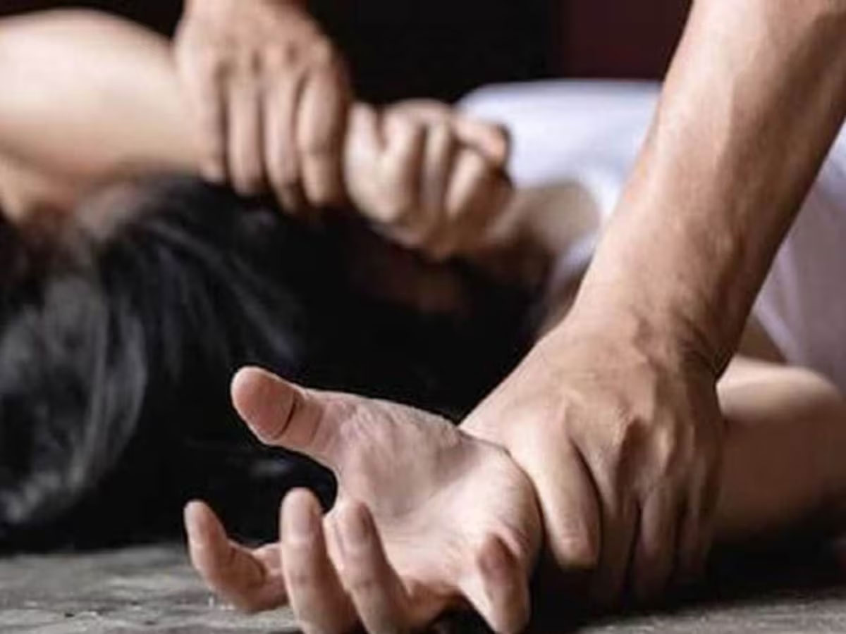 बांग्लादेश में हिंदू महिला से दरिंदगी, सोशल मीडिया पर वीडियो वायरल; इलाके में मचा हड़कंप बांग्लादेश में हिंदू महिला से दरिंदगी, सोशल मीडिया पर वीडियो वायरल; इलाके में मचा हड़कंप