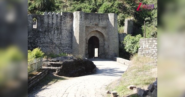 ना दिल्ली में, ना राजस्थान में...यहां है भारत का सबसे पुराना किला