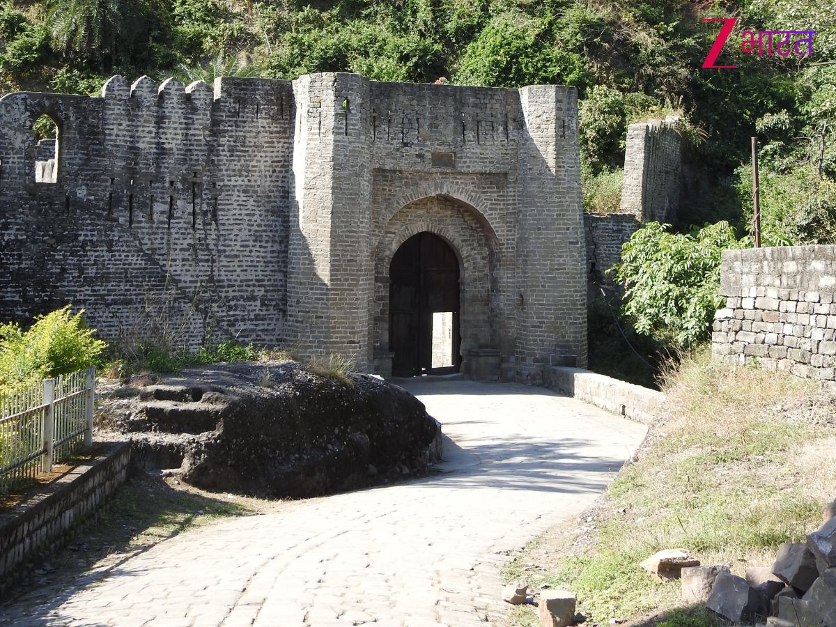 ना दिल्ली में, ना राजस्थान में...यहां है भारत का सबसे पुराना किला