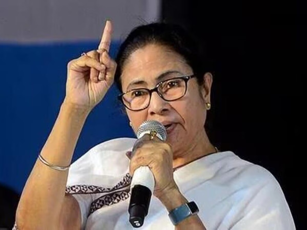 असम में बंगाल के शख्स को विदेशी बताने पर भड़की ममता बनर्जी; CM हिमंता को दे डाली नसीहत असम में बंगाल के शख्स को विदेशी बताने पर भड़की ममता बनर्जी; CM हिमंता को दे डाली नसीहत
