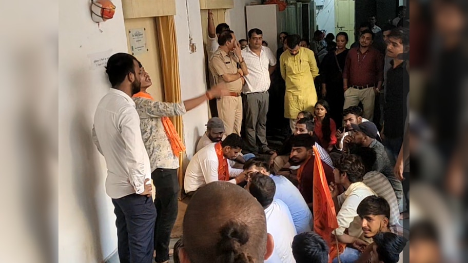 रीवा मेडिकल कॉलेज में डॉक्टर ने की 80 छात्राओं के साथ अश्लीलता; ABVP ने काटा बवाल