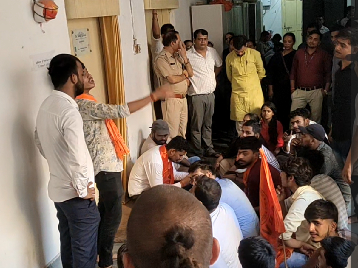 रीवा मेडिकल कॉलेज में डॉक्टर ने की 80 छात्राओं के साथ अश्लीलता; ABVP ने काटा बवाल रीवा मेडिकल कॉलेज में डॉक्टर ने की 80 छात्राओं के साथ अश्लीलता; ABVP ने काटा बवाल