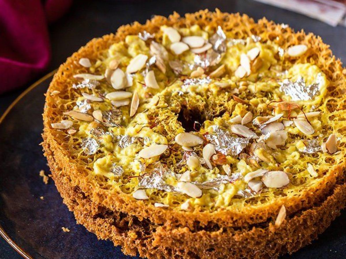 sawan 2025 try this delicious and pure homemade ghevar recipe ghar par  banaye shudh mithai | Ghevar: मार्केट की मिलावटी मिठाई को छोड़ घर पर तैयार  कर लें ये शुद्ध देसी घी