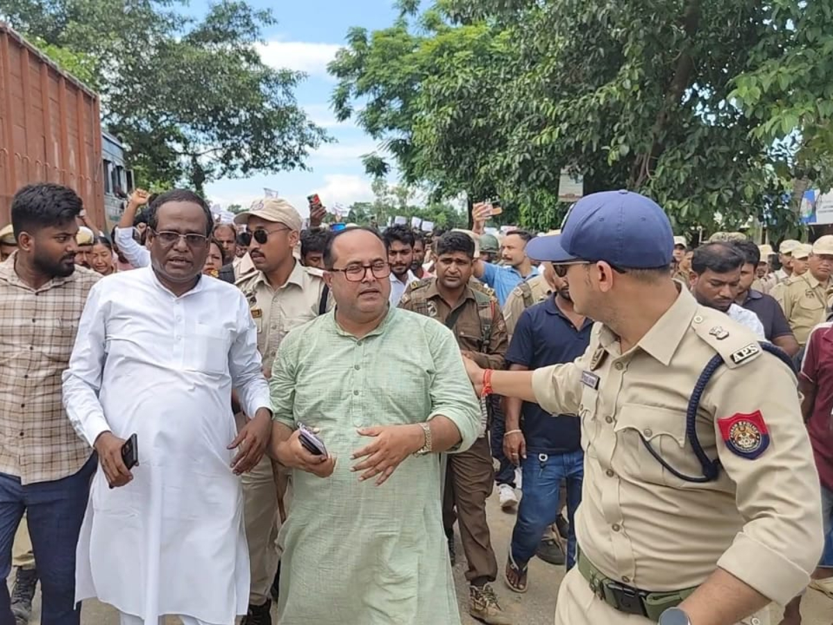 Dhubri में BJP ने उजाड़ा मुस्लिमों का आशियाना; पीड़ितों के लिए इंसाफ मांगने पर AIUDF विधायक गिरफ्तार Dhubri में BJP ने उजाड़ा मुस्लिमों का आशियाना; पीड़ितों के लिए इंसाफ मांगने पर AIUDF विधायक गिरफ्तार