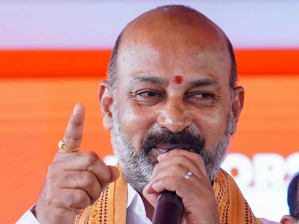 मंदिर में गैर-हिंदू कर्मचारियों के काम करने पर छिड़ा विवाद, BJP मंत्री ने कर दी बड़ी मांग मंदिर में गैर-हिंदू कर्मचारियों के काम करने पर छिड़ा विवाद, BJP मंत्री ने कर दी बड़ी मांग