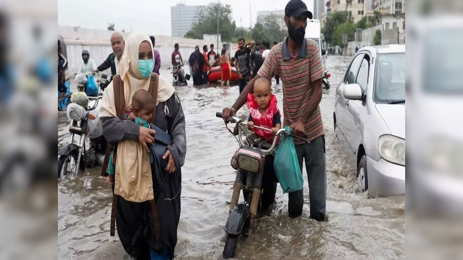 पाकिस्तान में बारिश का कहर, पंजाब और खैबर पख्तूनख्वा में सबसे ज़्यादा तबाही; 98 की मौत