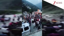Jammu & Kashmir: रामबन में सड़क से फिसलकर 500 फीट की खाई में गिरी टाटा सूमो, 2 लोगों की मौत; सामने आया दर्दनाक वीडियो