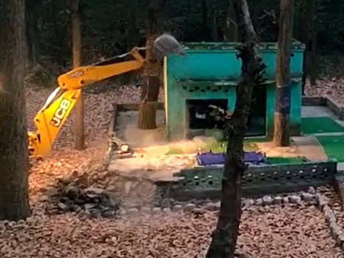 Uttarakhand: नैनिताल में बुलडोजर की दहशत, इतने मजारों को धामी सरकार ने किया धवस्त Uttarakhand: नैनिताल में बुलडोजर की दहशत, इतने मजारों को धामी सरकार ने किया धवस्त