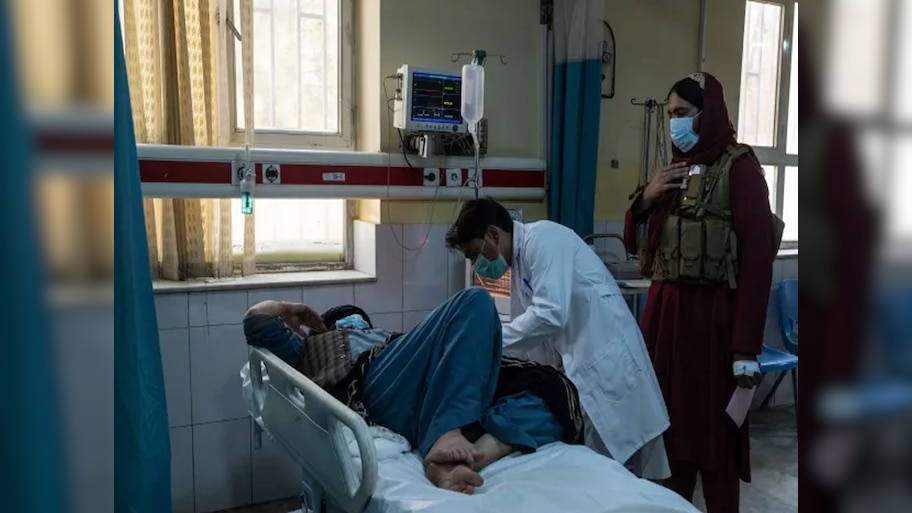 अफगानिस्तान में है लोगों का बुरा हाल, इलाज के लिए दर-दर भटक रहे हैं लोग