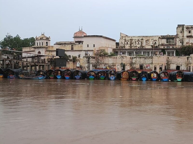 Chitrakoot Mandakini river shows rudra roop Mandir and shops of ramghat ...