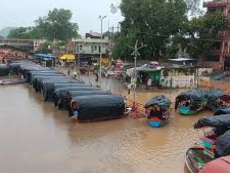 Chitrakoot Mandakini river shows rudra roop Mandir and shops of ramghat ...