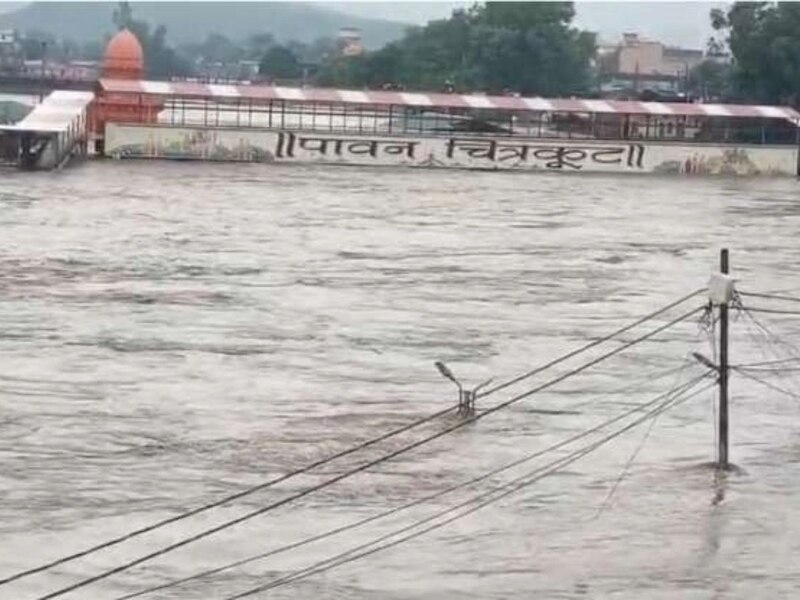 Chitrakoot Mandakini river shows rudra roop Mandir and shops of ramghat ...