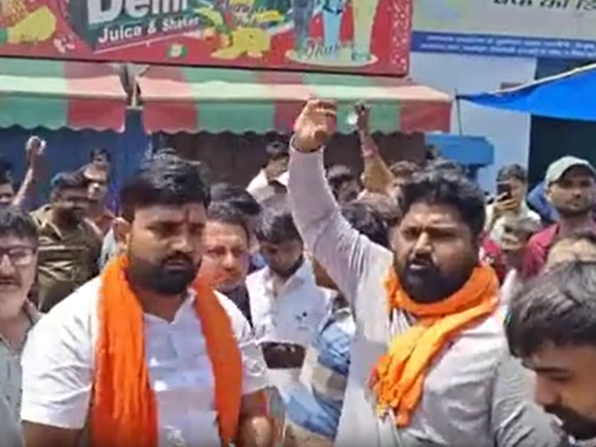 Ghaziabad: QR स्कैन किया, नाम नहीं आया; गुस्साए कावड़ियों ने दुकानदार के साथ कर दिया बड़ा कांड Ghaziabad: QR स्कैन किया, नाम नहीं आया; गुस्साए कावड़ियों ने दुकानदार के साथ कर दिया बड़ा कांड