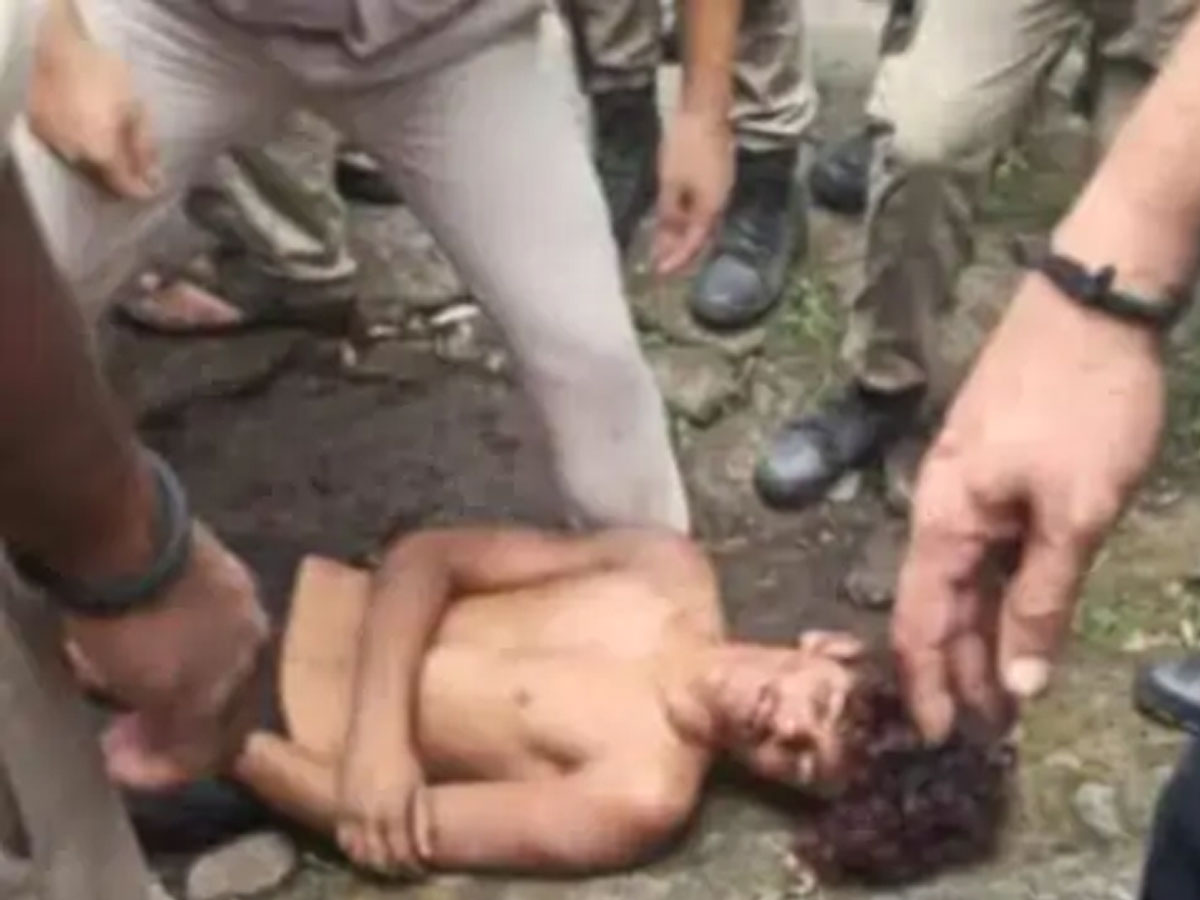 Arunachal Pradesh News: थाने में मॉब लिंचिंग, रेप के आरोपी रियाज को भीड़ ने पीट-पीटकर मार डाला Arunachal Pradesh News: थाने में मॉब लिंचिंग, रेप के आरोपी रियाज को भीड़ ने पीट-पीटकर मार डाला