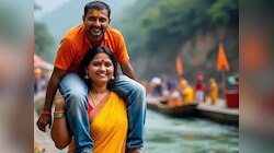 सावन में आस्था का अनूठा दृश्य..दिव्यांग पति को कंधों पर बैठाकर हरिद्वार पहुंची पत्नी