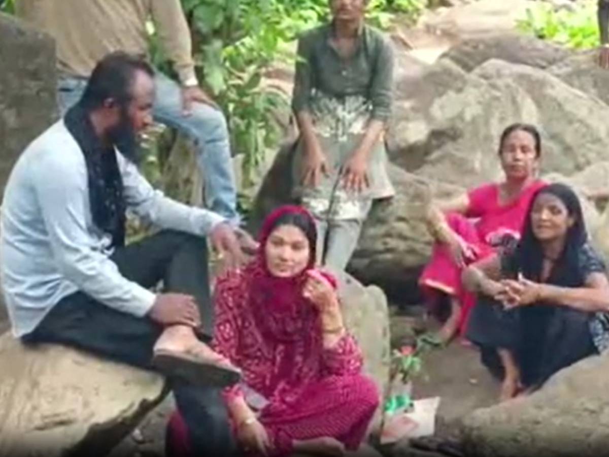 Chhattisgarh: पिकनिक मनाने गई महविश खान हो गई लापता, एक दिन बाद भी रेस्क्यू टीम के हाथ खाली Chhattisgarh: पिकनिक मनाने गई महविश खान हो गई लापता, एक दिन बाद भी रेस्क्यू टीम के हाथ खाली