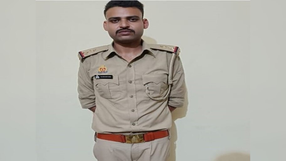 Fake SI Arrested: ପ୍ରେମିକାଙ୍କୁ ଭେଟିବା ପାଇଁ ହୋଇଥିଲେ ନକଲି ପୋଲିସ ଇନ୍ସପେକ୍ଟର, ଗୋଟିଏ ଭୁଲ୍ ପାଇଁ ଧରାପଡି ଜେଲ୍ ରେ...