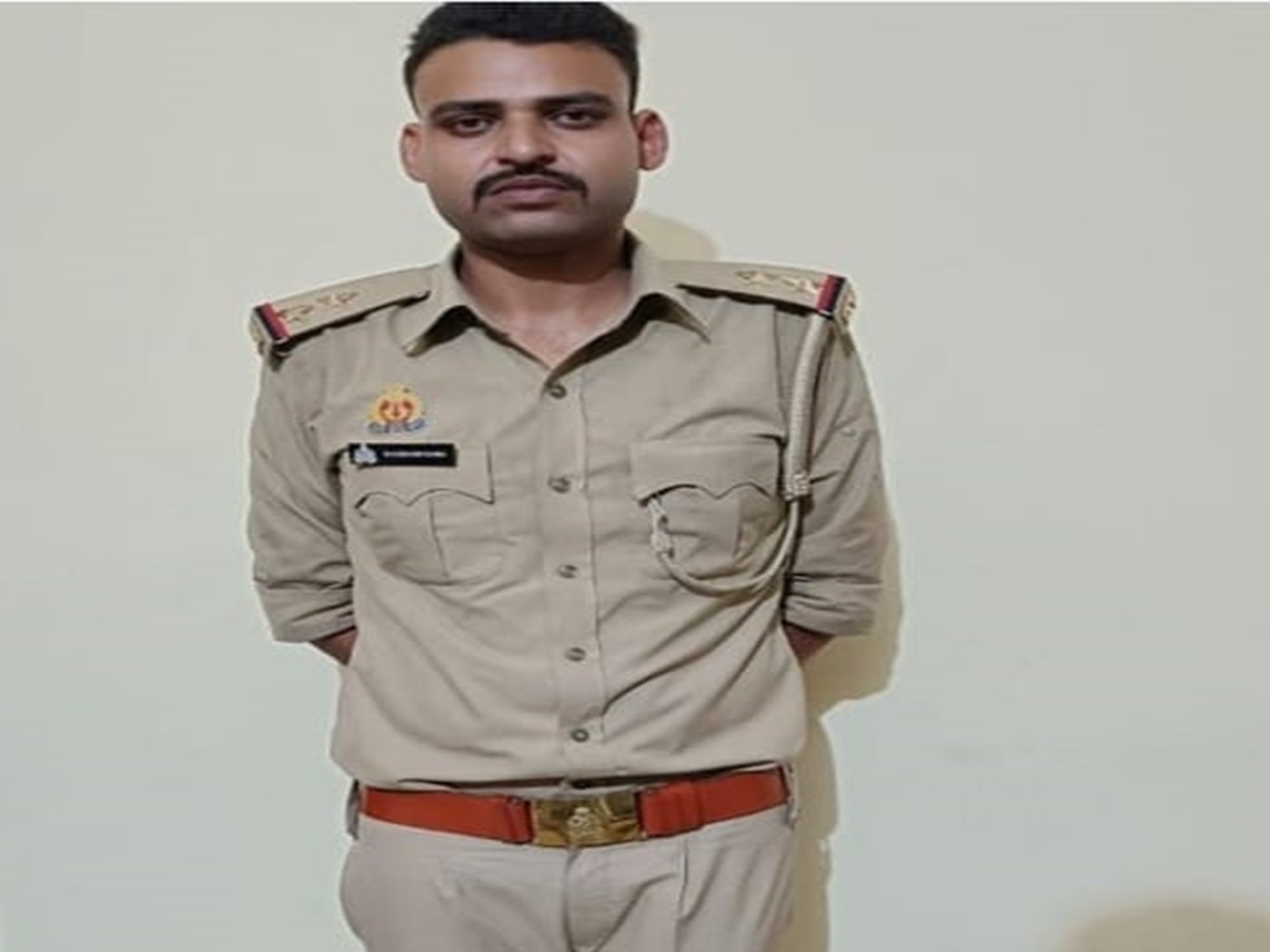 Fake SI Arrested: ପ୍ରେମିକାଙ୍କୁ ଭେଟିବା ପାଇଁ ହୋଇଥିଲେ ନକଲି ପୋଲିସ ଇନ୍ସପେକ୍ଟର, ଗୋଟିଏ ଭୁଲ୍ ପାଇଁ ଧରାପଡି ଜେଲ୍ ରେ... Fake SI Arrested: ପ୍ରେମିକାଙ୍କୁ ଭେଟିବା ପାଇଁ ହୋଇଥିଲେ ନକଲି ପୋଲିସ ଇନ୍ସପେକ୍ଟର, ଗୋଟିଏ ଭୁଲ୍ ପାଇଁ ଧରାପଡି ଜେଲ୍ ରେ...