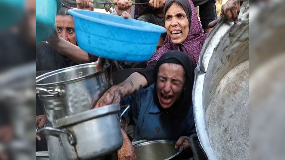 Gaza: भूख मिटाने निकले थे, कफन में वापस लौटे; शवों की कतारें देख कांप उठेगा दिल