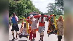 कलयुग के श्रवण कुमार! मां-बाप को कंधे पर बैठाकर कांवड़ यात्रा पर निकले ये दो बेटे