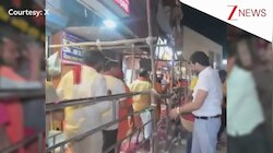 Varanasi: काशी विश्वनाथ मंदिर में दर्शन करने आए भक्तों पर टेंपल के मुख्य अधिकारी ने बरसाए गुलाब के फूल, ये वीडियो देखिए