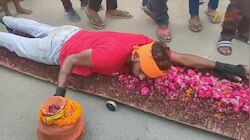 खड़ी कीलों की शय्या पर लेटकर कांवड़ यात्रा, भोले की अनूठी और दृढ भक्ति कर देगी हैरान