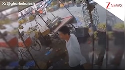 अचानक सांड ने 2 टांगों से कर दिया फल बेचने वाले के ठेले पर अटैक, देखता रह गया शख्स, वायरल हो रहा हैरान कर देने वाला वीडियो!