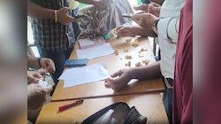 Vaishali News: महिलाओं का फोटो खींचने के बहाने उतरवा लेते थे गहने और फिर...