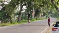 Gonda Video: गोंडा में बाइक पर खतरनाक स्टंट, डरने के बजाय मजे करता दिखा शख्स