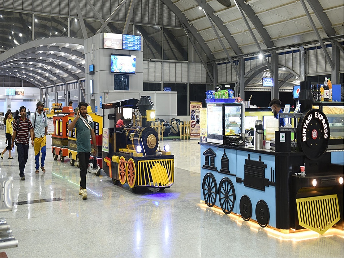 desh ke pahle private railway station। India first private railway ...