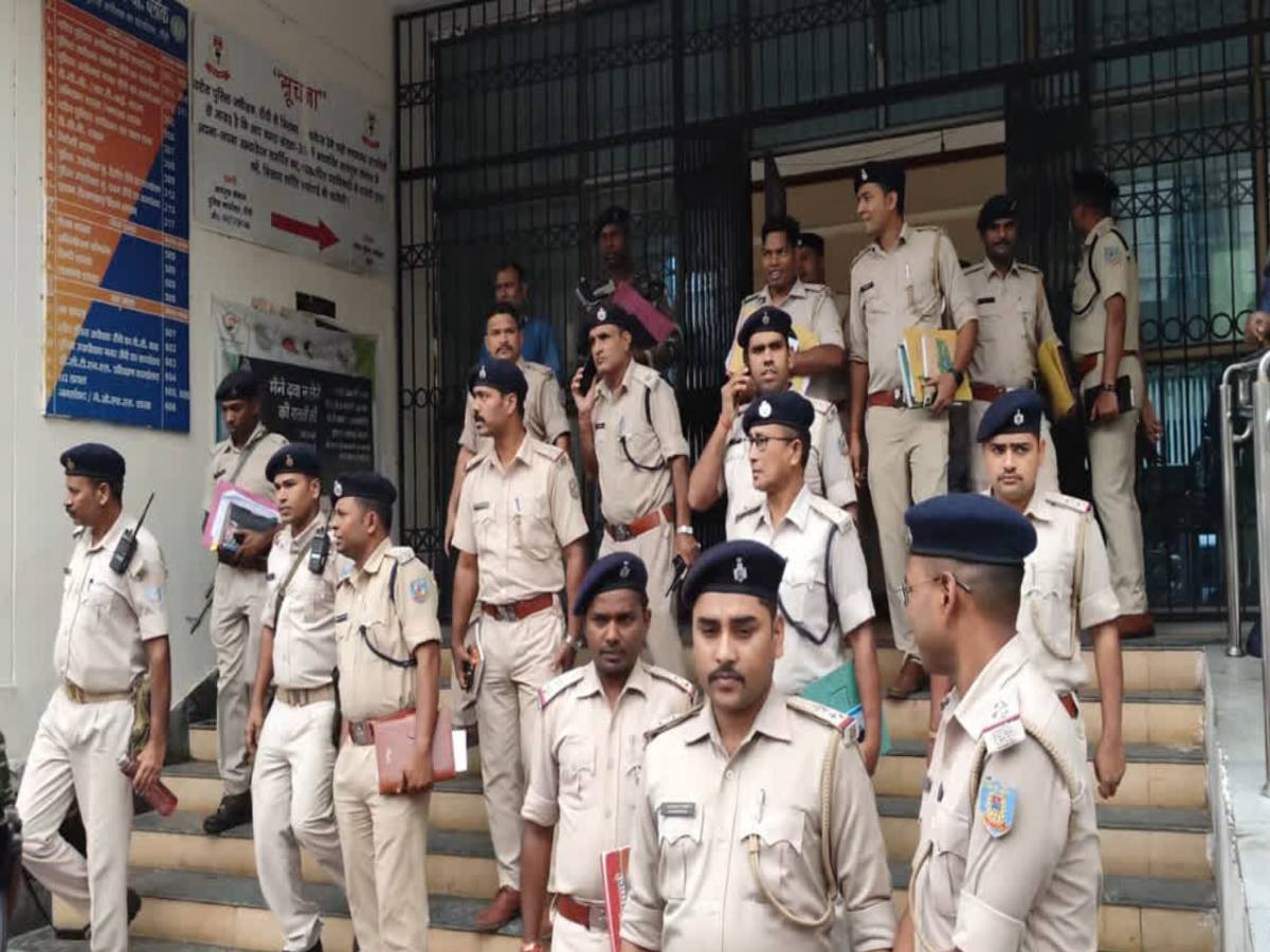 Jharkhand: आफताब अंसारी की मॉब लिंचिंग का क्या है पूरा मामला? कई पुलिसकर्मी निलंबित Jharkhand: आफताब अंसारी की मॉब लिंचिंग का क्या है पूरा मामला? कई पुलिसकर्मी निलंबित