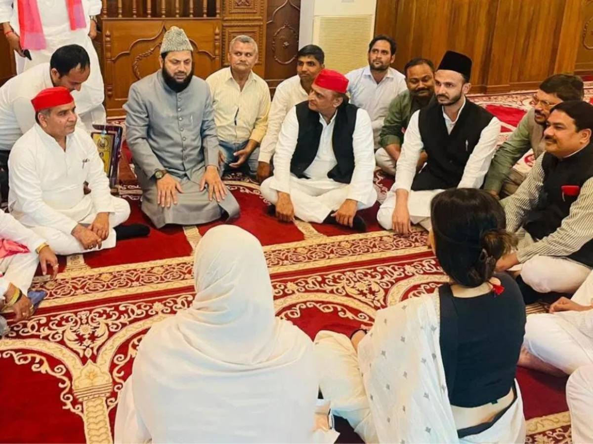 डिम्पल यादव के पहनावे पर टिप्पणी कर बुरे फंसे मौलाना साजिद रशीदी, जानें क्या है मामला डिम्पल यादव के पहनावे पर टिप्पणी कर बुरे फंसे मौलाना साजिद रशीदी, जानें क्या है मामला