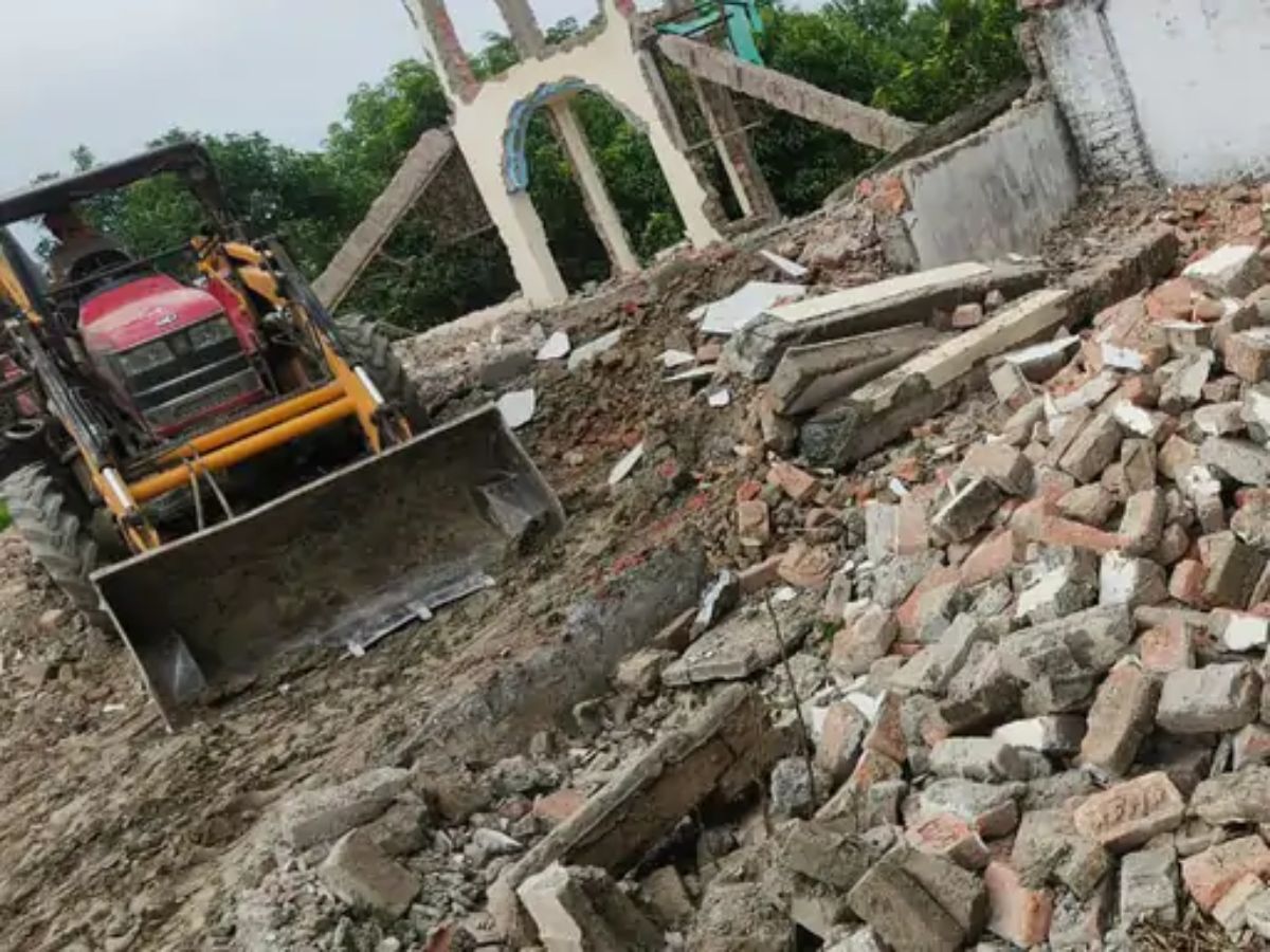 Bulldozer ran on Gadhiya masjid in tamkuhi raj Kushinagar | कुशीनगर की ...