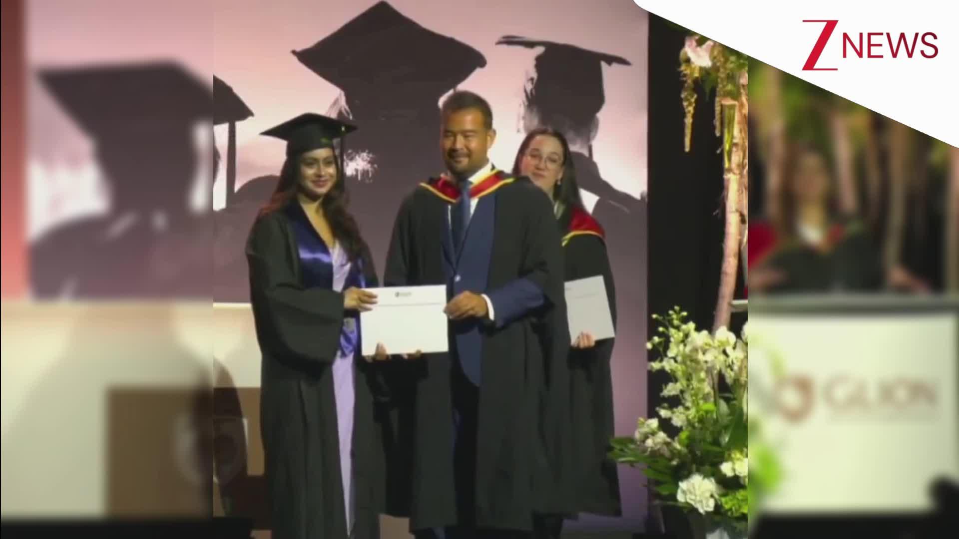 Zee Graduation kajol screaming at daughter nysa devgan graduation ceremony like kabhi ...