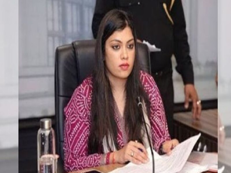 who is medha Rupam appointed as Noida DM National Leval Rifle shooter ...