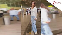 व्हाइट टॉप और डिजाइनर जीन्स में बेहद स्टाइलिश दिखीं Vaani Kapoor, एयरपोर्ट लुक सोशल मीडिया पर हो रहा वायरल!