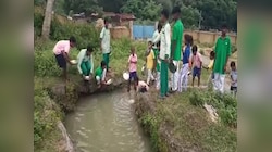 63 साल पुराने स्कूल में आज भी नहीं पानी, बच्चे 1 किलोमीटर दूर जाकर बुझाते हैं प्यास