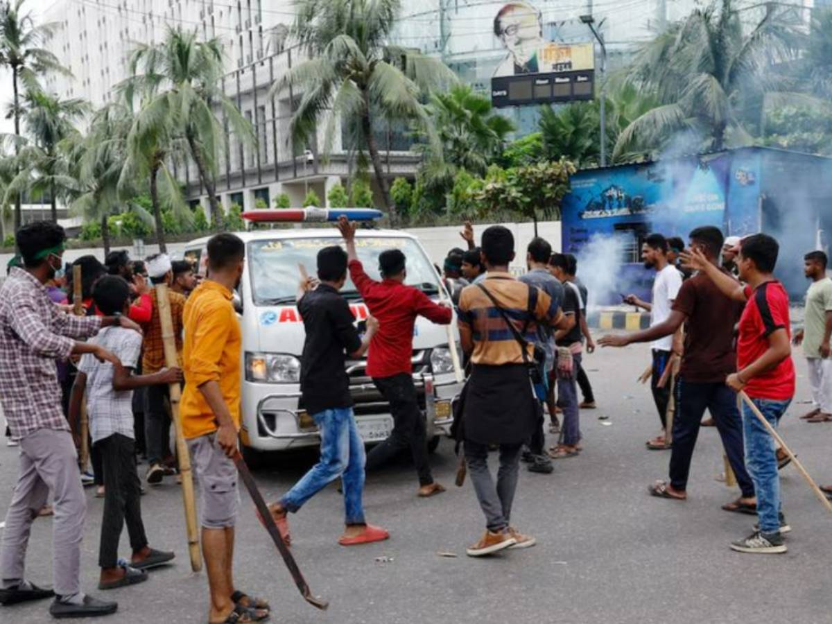 बांग्लादेश में नहीं थम रहा हिंसा का दौर, BNP और NCP कार्यकर्ताओं के बीच खूनी संघर्ष बांग्लादेश में नहीं थम रहा हिंसा का दौर, BNP और NCP कार्यकर्ताओं के बीच खूनी संघर्ष