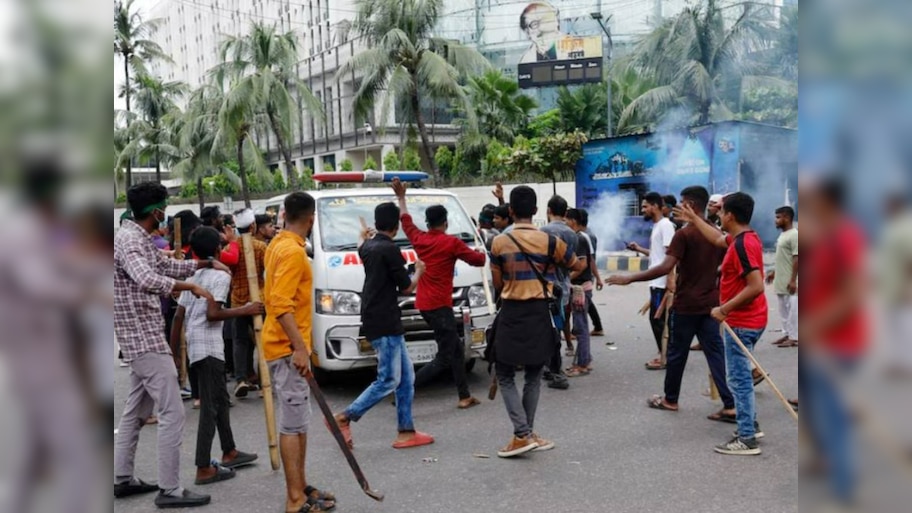 बांग्लादेश में नहीं थम रहा हिंसा का दौर, BNP और NCP कार्यकर्ताओं के बीच खूनी संघर्ष