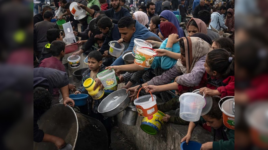 Gaza News: ढील होने के बावजूद गाजा के लोगों तक क्यों नहीं पहुंच पा रहा है खाना?