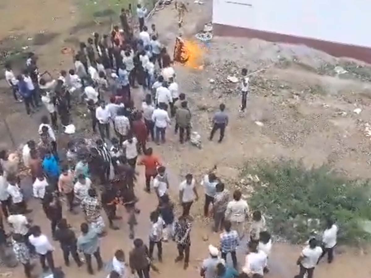 महाराष्ट्र के पुणे में सोशल मीडिया पोस्ट को लेकर मस्जिद पर हमला; इलाके में साम्प्रदायिक तनाव महाराष्ट्र के पुणे में सोशल मीडिया पोस्ट को लेकर मस्जिद पर हमला; इलाके में साम्प्रदायिक तनाव