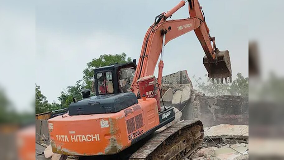 उत्तराखंड: नैनीताल के रामनगर में मजारों पर चला बुलडोजर, जानें पूरा मामला