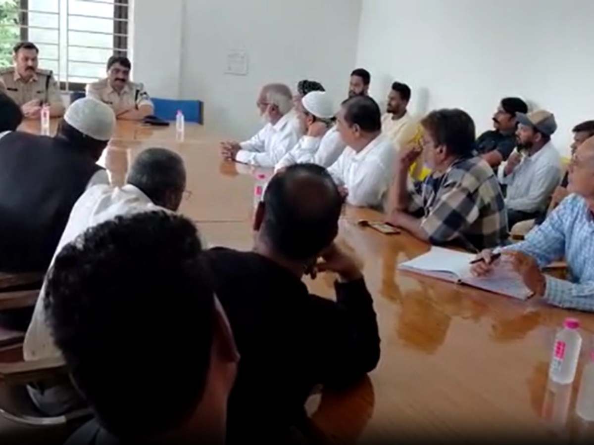 MP: दमोह पुलिस की इस हरकत से भड़के मुसलमान; बोले, अब सड़क पर होगा प्रदर्शन MP: दमोह पुलिस की इस हरकत से भड़के मुसलमान; बोले, अब सड़क पर होगा प्रदर्शन