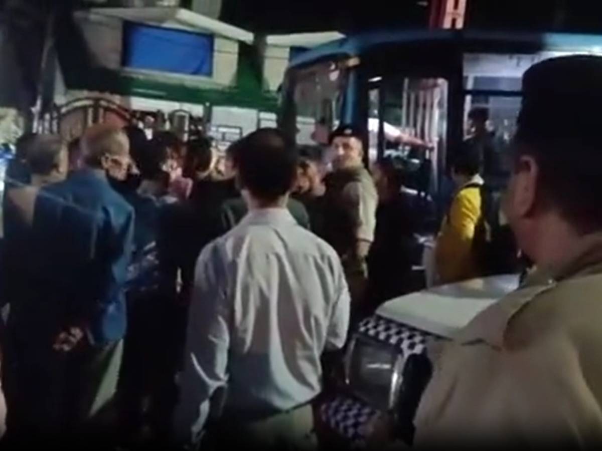 Himachal Pradesh: मामूली विवाद ने लिया सांप्रदायिक रंग, मुस्लिम मोहल्ले में डर का माहौल! Himachal Pradesh: मामूली विवाद ने लिया सांप्रदायिक रंग, मुस्लिम मोहल्ले में डर का माहौल!