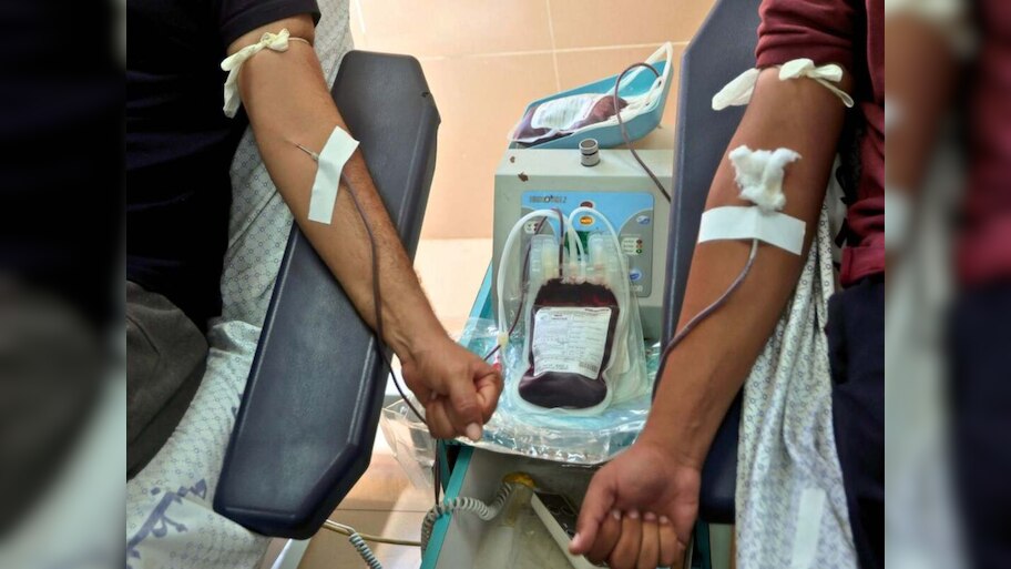 Gaza: खाना और खून के मोहताज हुए फिलिस्तीनी, ब्लड बैंक ने बताई हैरानी भरी बात